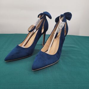 Chic Navy Heels with Bow Accent